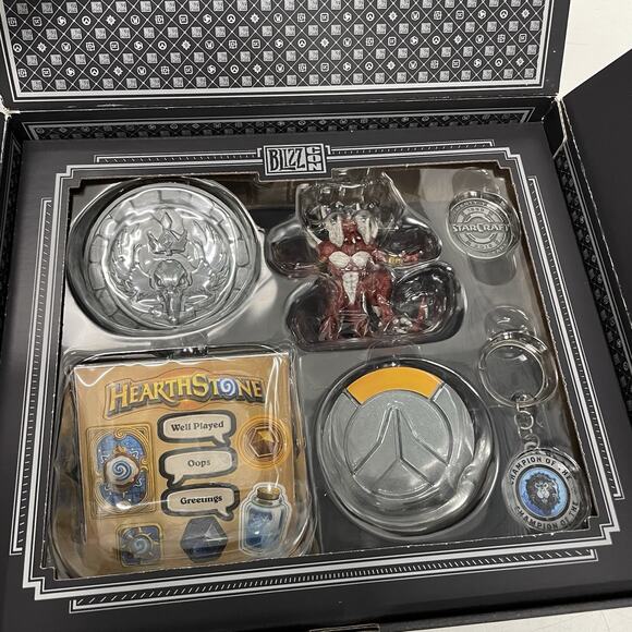 BlizzCon 2018 Collectible Box Diablo Complete W/ Sealed Book & Collectibles! - Picture 4 of 5
